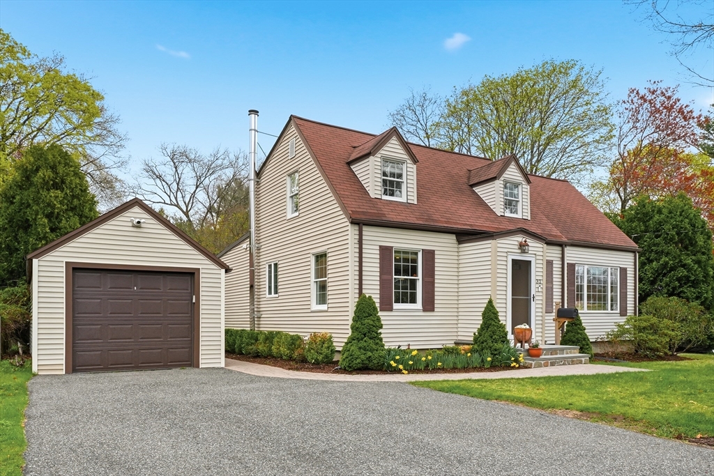 32 Woodland Drive, Framingham, Massachusetts, 3 Bedrooms Bedrooms, 7 Rooms Rooms,2 BathroomsBathrooms,Residential,For Sale,Woodland Drive,73505533