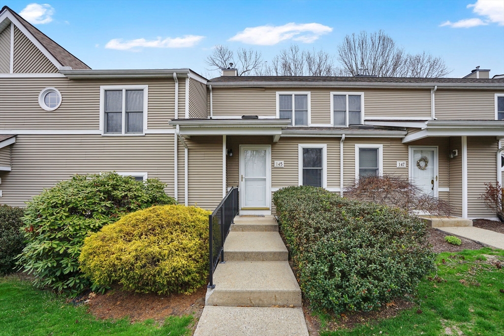 61 Abbey Memorial Dr, Chicopee, Massachusetts, 2 Bedrooms Bedrooms, 4 Rooms Rooms,1.5 BathroomsBathrooms,Residential,For Sale,Abbey Memorial Dr,73499545