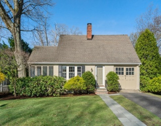 39 Hickory Cliff Rd, Newton, Massachusetts, 2 Bedrooms Bedrooms, 6 Rooms Rooms,1.5 BathroomsBathrooms,Residential,For Sale,Hickory Cliff Rd,73504819