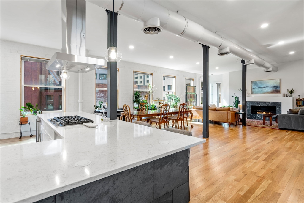 76 Batterymarch St., Boston, Massachusetts, 2 Bedrooms Bedrooms, 6 Rooms Rooms,2 BathroomsBathrooms,Residential,For Sale,Batterymarch St.,73475541