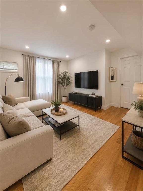 217 Washington St, Lynn, Massachusetts, 1 Bedroom Bedrooms, 2 Rooms Rooms,1 BathroomBathrooms,Residential Lease,For Rent,Washington St,73534599