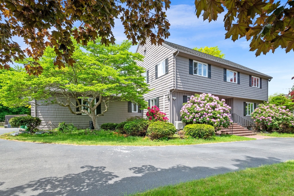 58 Weatherbee Dr, Westwood, Massachusetts, 4 Bedrooms Bedrooms, 10 Rooms Rooms,3 BathroomsBathrooms,Residential,For Sale,Weatherbee Dr,73534781