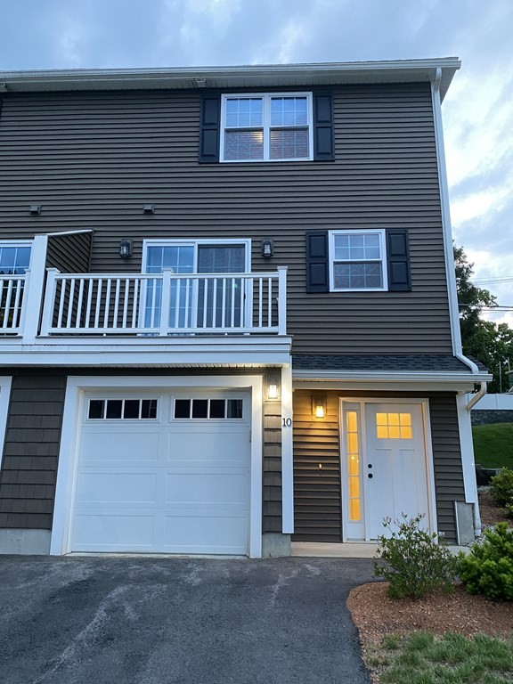 4 Fairview St, Chelmsford, Massachusetts, 2 Bedrooms Bedrooms, 6 Rooms Rooms,1.5 BathroomsBathrooms,Residential Lease,For Rent,Fairview St,73535002