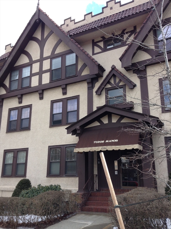 1734 Commonwealth Ave, Boston, Massachusetts, 2 Bedrooms Bedrooms, 5 Rooms Rooms,1 BathroomBathrooms,Residential,For Sale,Commonwealth Ave,73535011