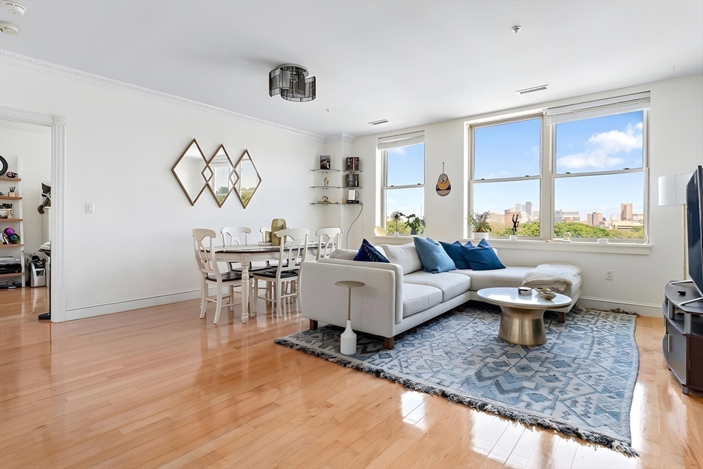 323 Boylston St, Brookline, Massachusetts, 2 Bedrooms Bedrooms, 4 Rooms Rooms,1.5 BathroomsBathrooms,Residential Lease,For Rent,Boylston St,73534819