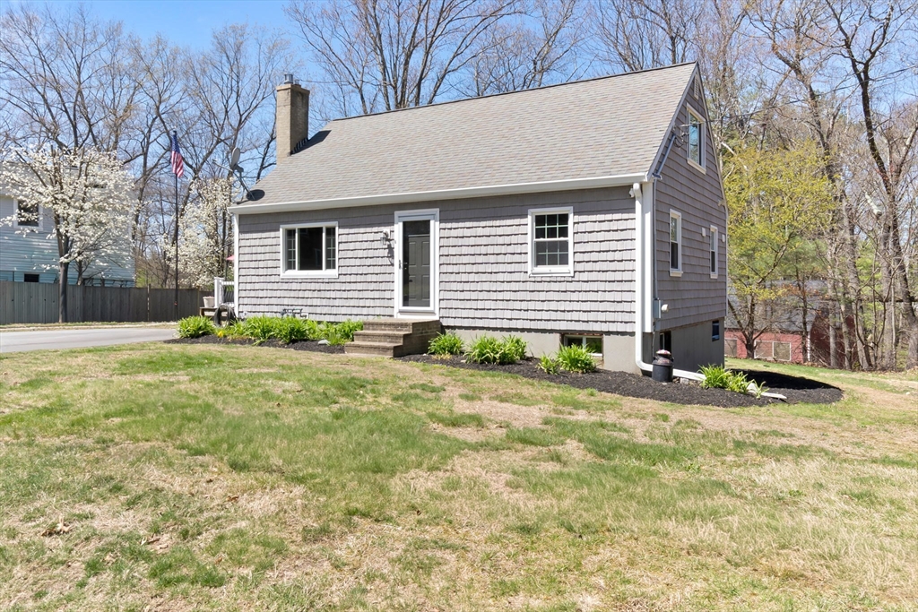 6 Ashcroft Cir, Groveland, Massachusetts, 4 Bedrooms Bedrooms, 8 Rooms Rooms,2 BathroomsBathrooms,Residential,For Sale,Ashcroft Cir,73510060
