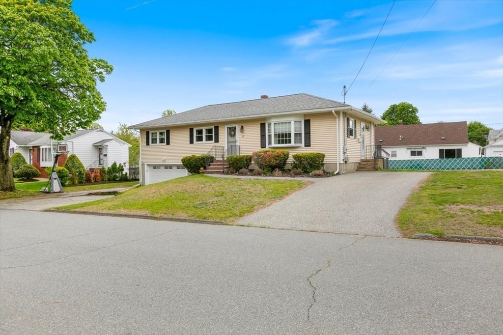 15 Erhardt Terrace, Methuen, Massachusetts, 3 Bedrooms Bedrooms, 7 Rooms Rooms,2 BathroomsBathrooms,Residential,For Sale,Erhardt Terrace,73517580