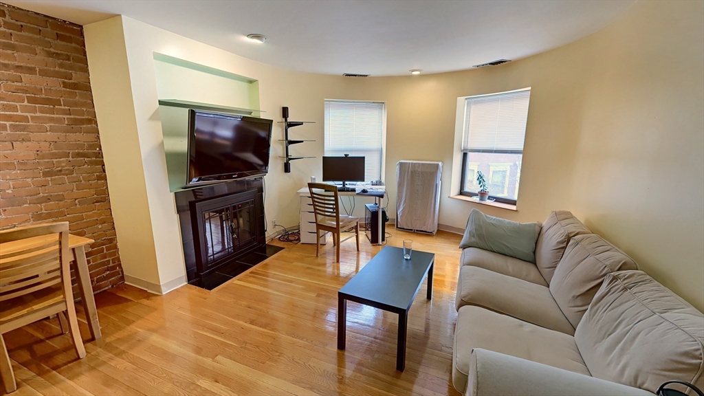 103 Gainsborough St., Boston, Massachusetts, 1 Bedroom Bedrooms, 2 Rooms Rooms,1 BathroomBathrooms,Residential Lease,For Rent,Gainsborough St.,73534648