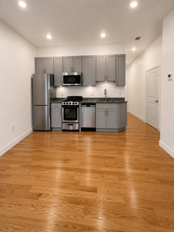 64 Market Street, Lynn, Massachusetts, 2 Bedrooms Bedrooms, 3 Rooms Rooms,1 BathroomBathrooms,Residential Lease,For Rent,Market Street,73534703