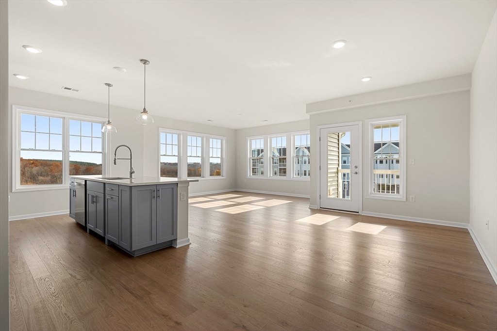 5 Peters Farm Way, Westborough, Massachusetts, 2 Bedrooms Bedrooms, 6 Rooms Rooms,2 BathroomsBathrooms,Residential,For Sale,Peters Farm Way,73535133