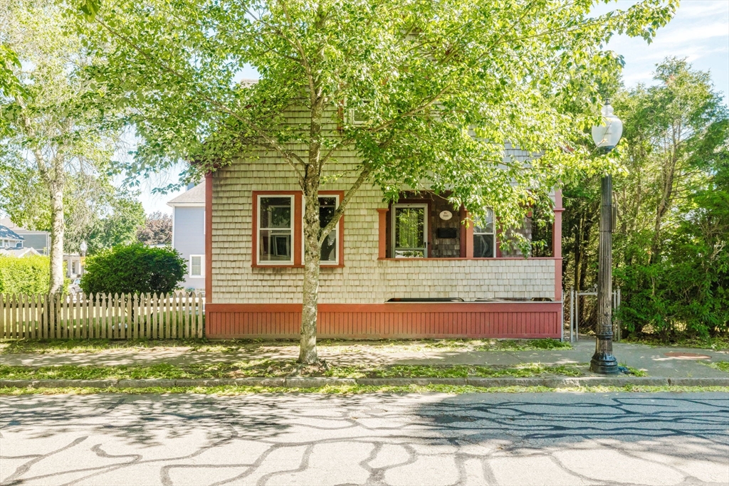 666 Union St, New Bedford, Massachusetts, 3 Bedrooms Bedrooms, 7 Rooms Rooms,1.5 BathroomsBathrooms,Residential,For Sale,Union St,73534737