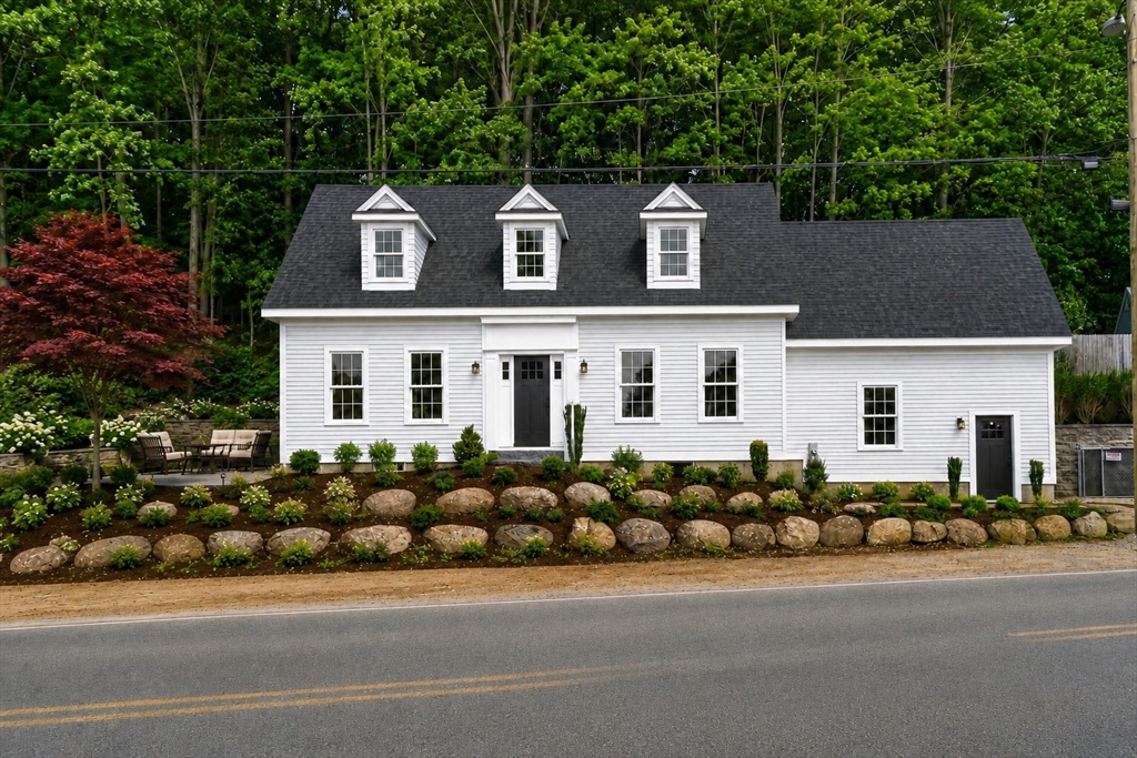 6 Monroe Street, Amesbury, Massachusetts, 3 Bedrooms Bedrooms, 10 Rooms Rooms,2.5 BathroomsBathrooms,Residential,For Sale,Monroe Street,73534641