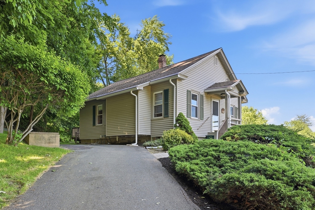 114 Field Street, West Springfield, Massachusetts, 3 Bedrooms Bedrooms, 5 Rooms Rooms,1 BathroomBathrooms,Residential,For Sale,Field Street,73535053