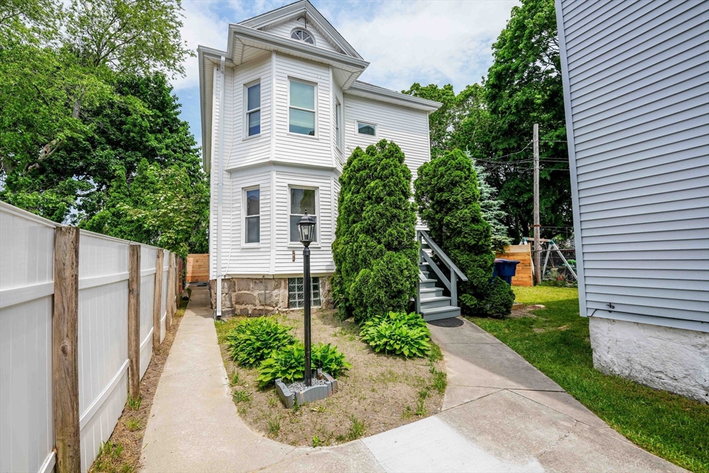 307 Austin St, New Bedford, Massachusetts, 5 Bedrooms Bedrooms, 13 Rooms Rooms,2 BathroomsBathrooms,Residential Income,For Sale,Austin St,73535065