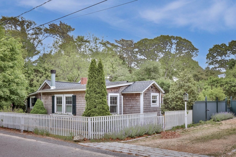 29 Jernegan Ave, Edgartown, Massachusetts, 2 Bedrooms Bedrooms, 5 Rooms Rooms,1.5 BathroomsBathrooms,Residential,For Sale,Jernegan Ave,73535103