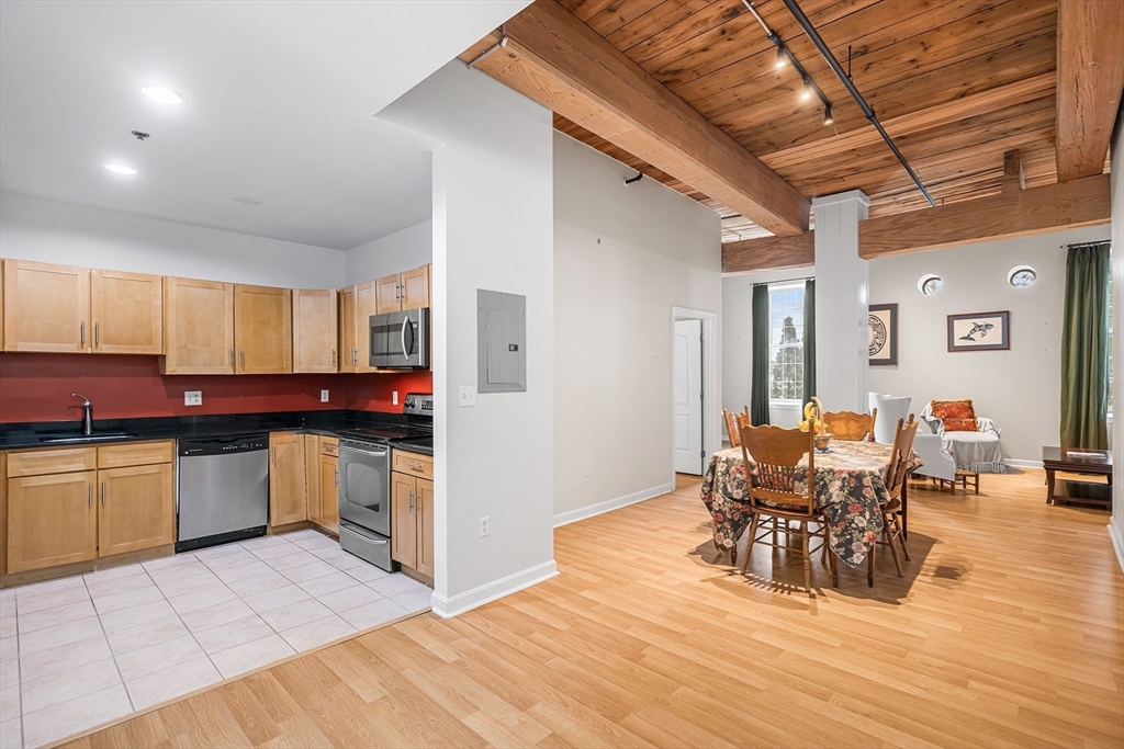 52 Lawrence Dr, Lowell, Massachusetts, 2 Bedrooms Bedrooms, 5 Rooms Rooms,2 BathroomsBathrooms,Residential,For Sale,Lawrence Dr,73480046