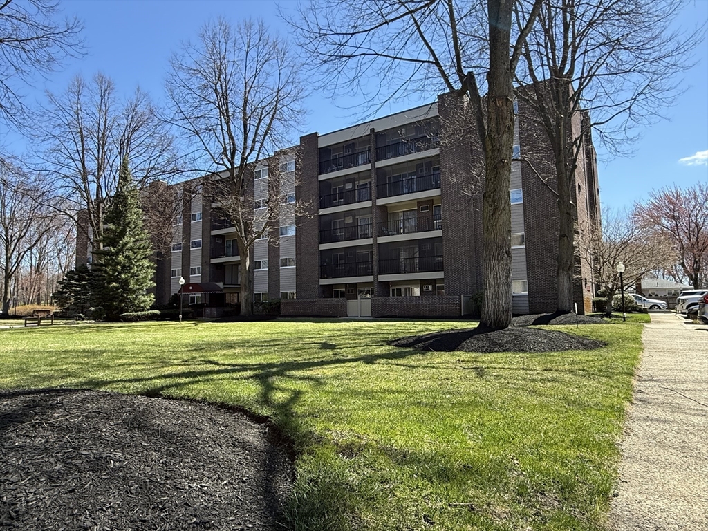66 Main St, Stoneham, Massachusetts, 2 Bedrooms Bedrooms, 5 Rooms Rooms,1 BathroomBathrooms,Residential,For Sale,Main St,73504550