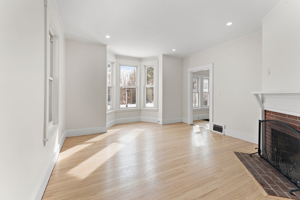 107 Water St, Framingham, Massachusetts, 3 Bedrooms Bedrooms, 6 Rooms Rooms,1 BathroomBathrooms,Residential Lease,For Rent,Water St,73518024