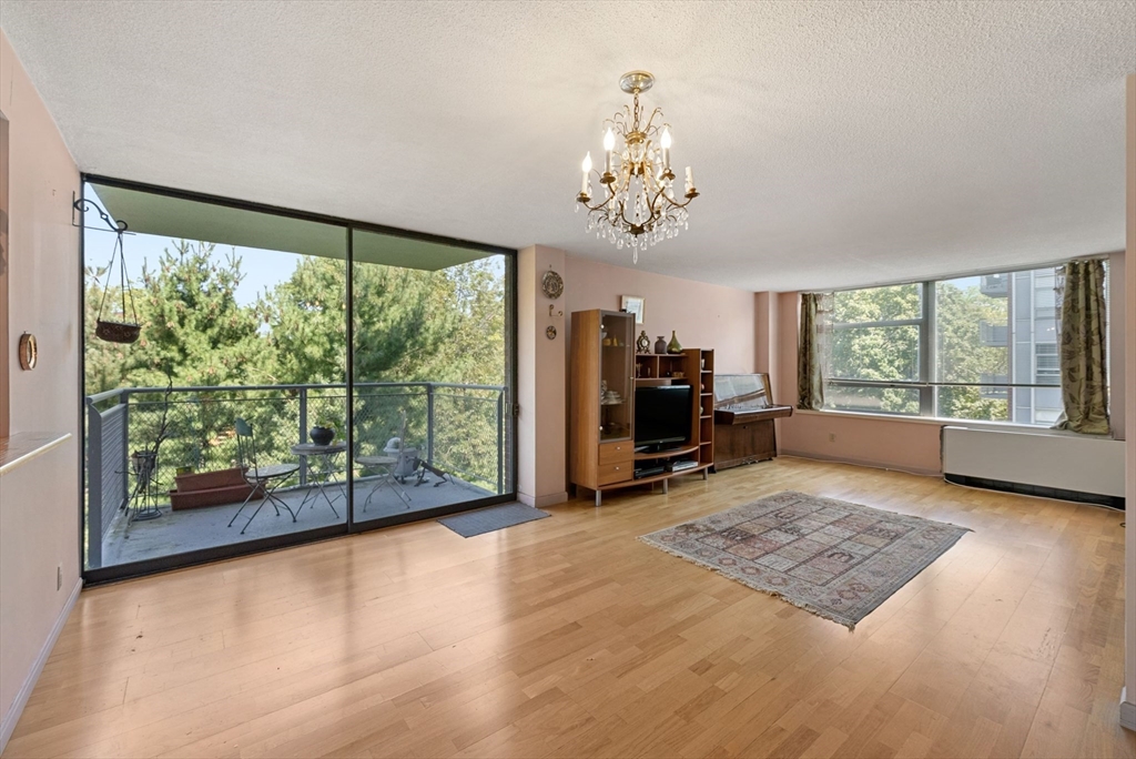 80 Park St, Brookline, Massachusetts, 2 Bedrooms Bedrooms, 5 Rooms Rooms,2 BathroomsBathrooms,Residential,For Sale,Park St,73507211