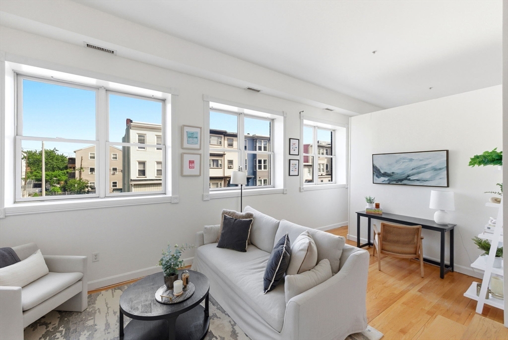 156 Chelsea Street, Boston, Massachusetts, 1 Bedroom Bedrooms, 3 Rooms Rooms,1 BathroomBathrooms,Residential,For Sale,Chelsea Street,73534702