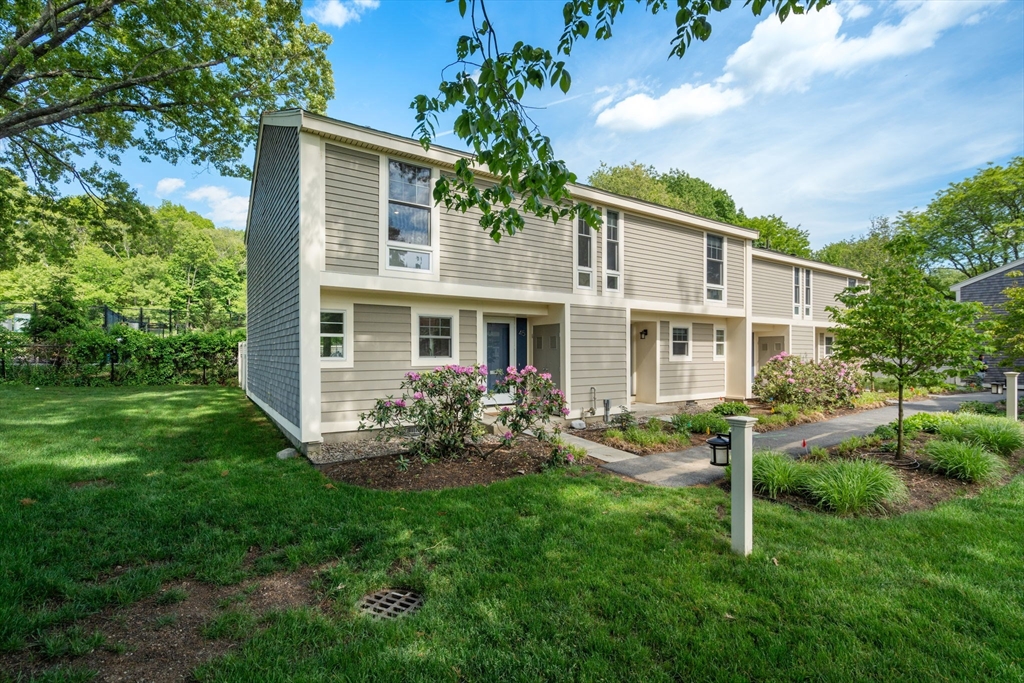 11 Oak St, Wellesley, Massachusetts, 2 Bedrooms Bedrooms, 5 Rooms Rooms,1.5 BathroomsBathrooms,Residential,For Sale,Oak St,73525010