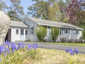 142 Spruce Hill Ave, Northampton, Massachusetts, 3 Bedrooms Bedrooms, 5 Rooms Rooms,1 BathroomBathrooms,Residential,For Sale,Spruce Hill Ave,73514068