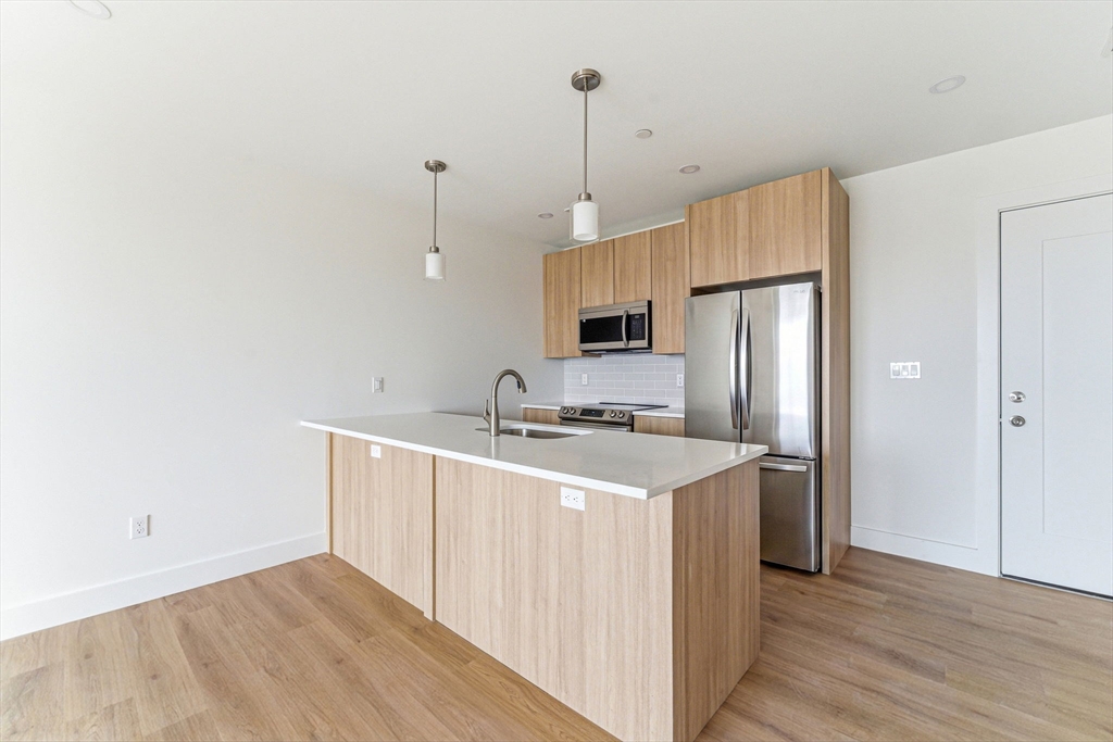 1035 Commonwealth Ave, Boston, Massachusetts, 2 Bedrooms Bedrooms, 3 Rooms Rooms,2 BathroomsBathrooms,Residential Lease,For Rent,Commonwealth Ave,73535362