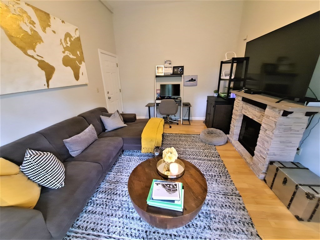 49 Cedar St, Boston, Massachusetts, 2 Bedrooms Bedrooms, 4 Rooms Rooms,1 BathroomBathrooms,Residential Lease,For Rent,Cedar St,73535222
