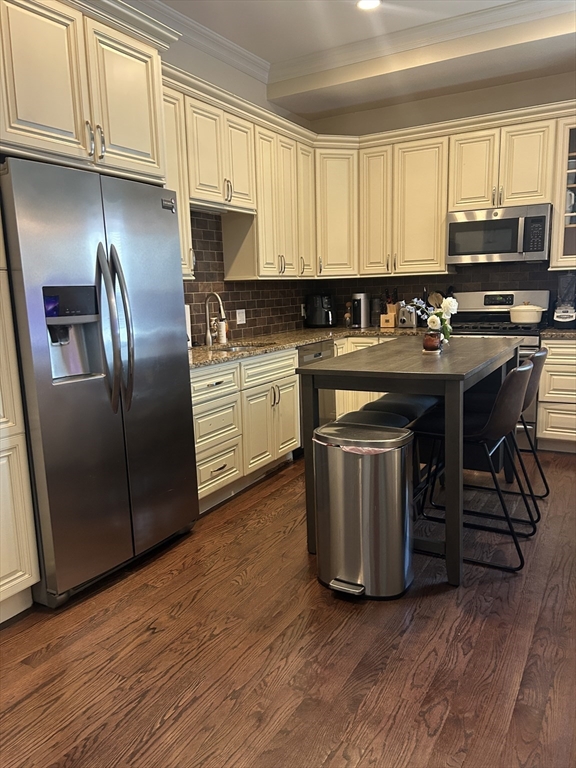 701 East Broadway, Boston, Massachusetts, 4 Bedrooms Bedrooms, 8 Rooms Rooms,2 BathroomsBathrooms,Residential Lease,For Rent,East Broadway,73535221