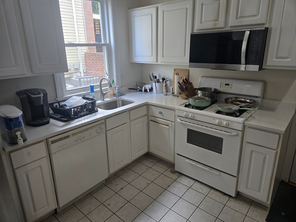 29 Mapleton St, Boston, Massachusetts, 4 Bedrooms Bedrooms, 9 Rooms Rooms,2 BathroomsBathrooms,Residential Lease,For Rent,Mapleton St,73535418