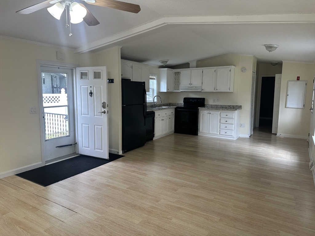 181 Boston Post Rd E, Marlborough, Massachusetts, 2 Bedrooms Bedrooms, 4 Rooms Rooms,2 BathroomsBathrooms,Residential Lease,For Rent,Boston Post Rd E,73535450