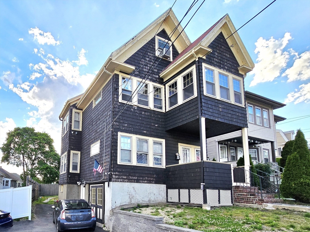 14 Harding Ave, Everett, Massachusetts, 5 Bedrooms Bedrooms, 11 Rooms Rooms,4.5 BathroomsBathrooms,Residential Income,For Sale,Harding Ave,73535268