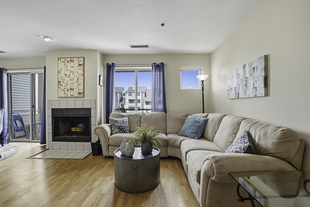 200 Falls Blvd, Quincy, Massachusetts, 2 Bedrooms Bedrooms, 5 Rooms Rooms,1.5 BathroomsBathrooms,Residential,For Sale,Falls Blvd,73535193