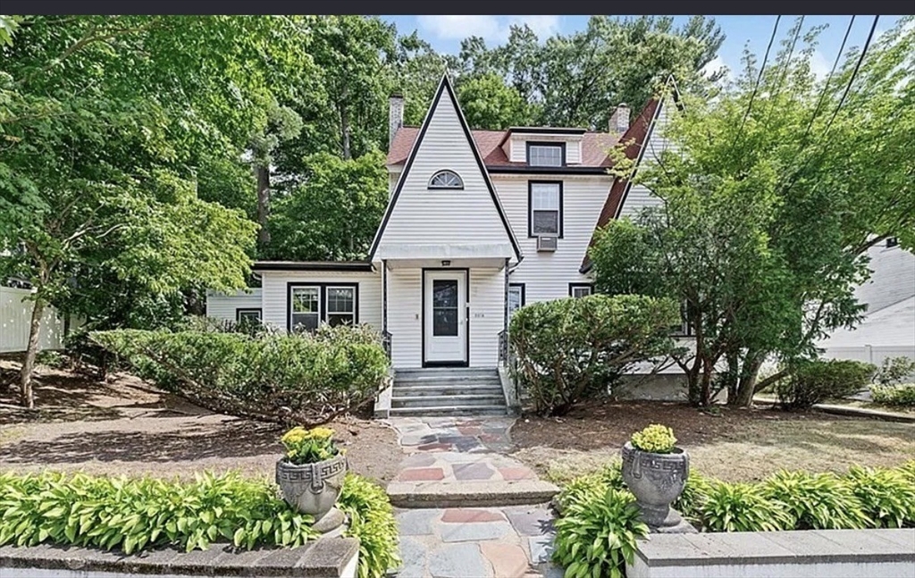 2084 Washington St, Newton, Massachusetts, 3 Bedrooms Bedrooms, 8 Rooms Rooms,1.5 BathroomsBathrooms,Residential,For Sale,Washington St,73535486