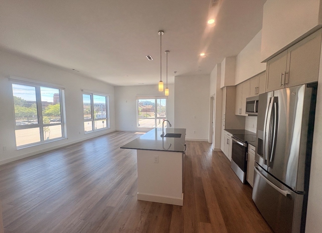 266 Canal Street, Salem, Massachusetts, 2 Bedrooms Bedrooms, 4 Rooms Rooms,1 BathroomBathrooms,Residential Lease,For Rent,Canal Street,73535502