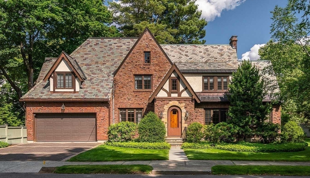 14 Homestead, Newton, Massachusetts, 4 Bedrooms Bedrooms, 8 Rooms Rooms,3.5 BathroomsBathrooms,Residential,For Sale,Homestead,73535516