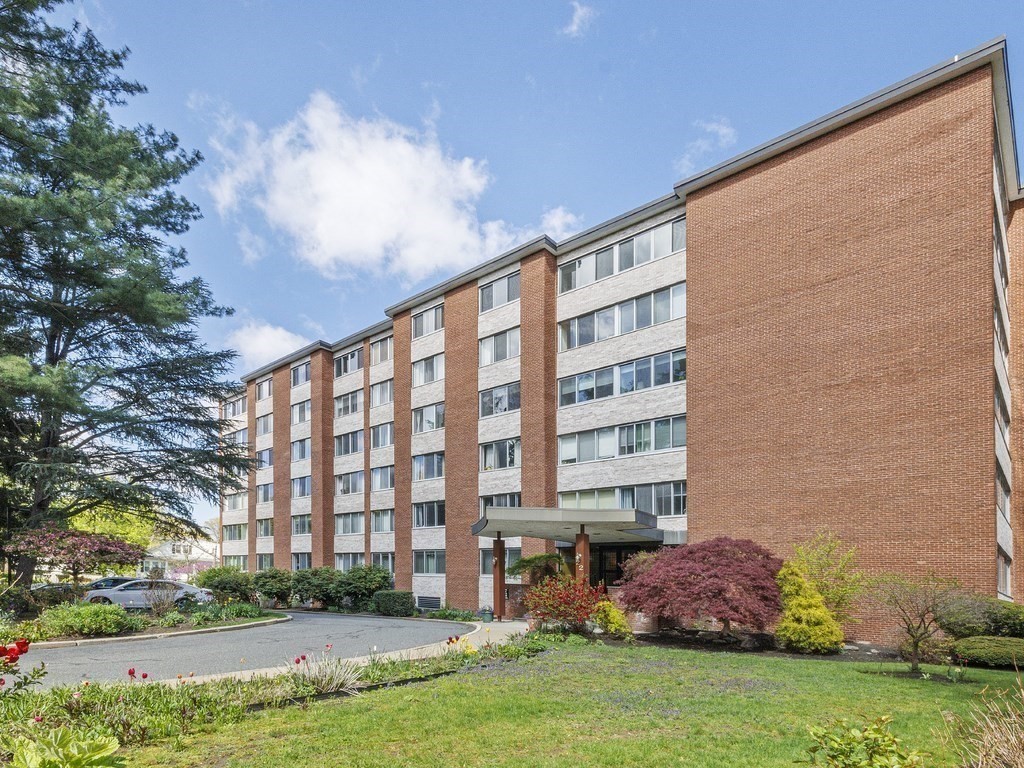 22 Chestnut Place, Brookline, Massachusetts, 2 Bedrooms Bedrooms, 7 Rooms Rooms,2 BathroomsBathrooms,Residential Lease,For Rent,Chestnut Place,73535537