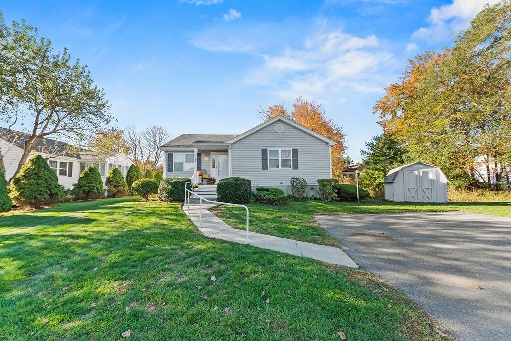 42 Crystal Water, East Bridgewater, Massachusetts, 2 Bedrooms Bedrooms, 6 Rooms Rooms,1.5 BathroomsBathrooms,Residential,For Sale,Crystal Water,73535262