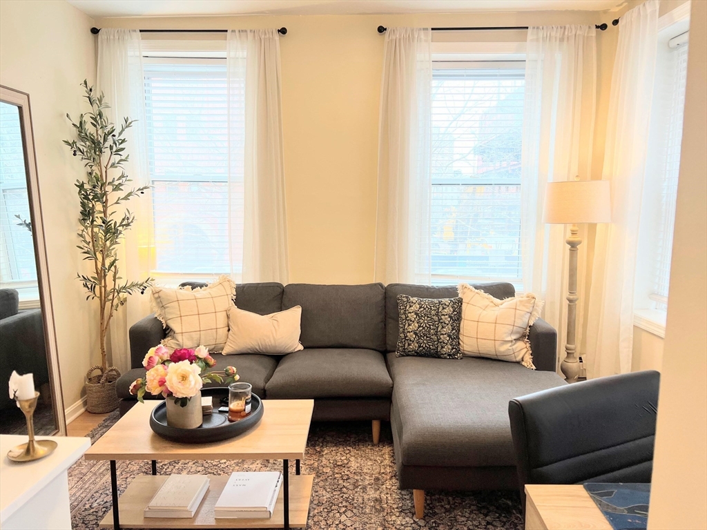274 Cambridge St, Boston, Massachusetts, 2 Bedrooms Bedrooms, 4 Rooms Rooms,1 BathroomBathrooms,Residential Lease,For Rent,Cambridge St,73527285