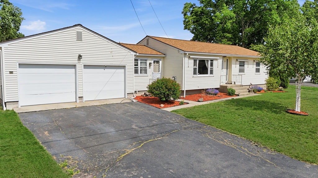 37 Woodcrest Ct, Chicopee, Massachusetts, 3 Bedrooms Bedrooms, 6 Rooms Rooms,1.5 BathroomsBathrooms,Residential,For Sale,Woodcrest Ct,73535596