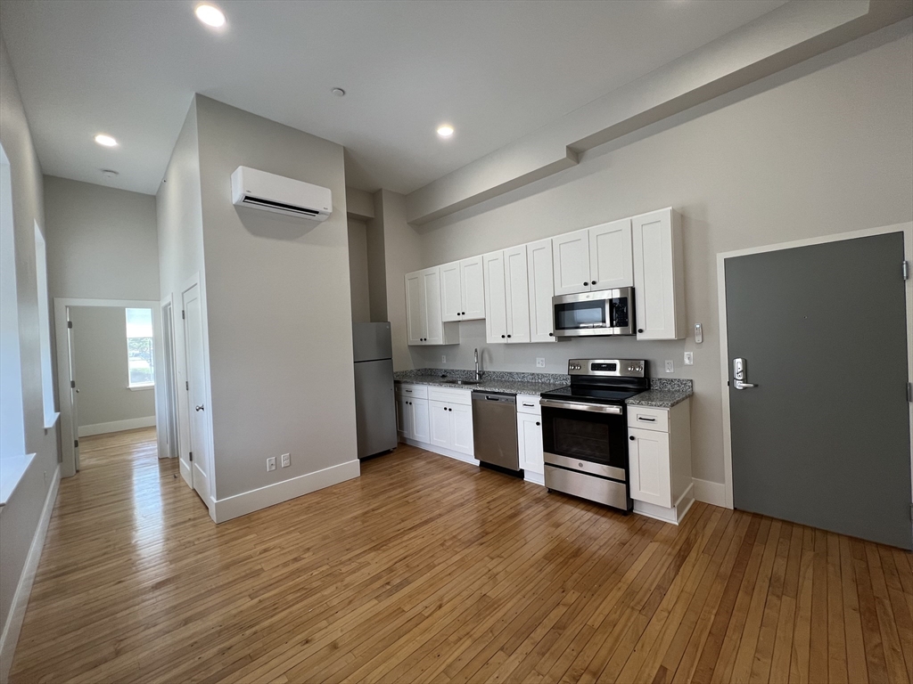 34 St. Joseph Street, Fall River, Massachusetts, 1 Bedroom Bedrooms, 3 Rooms Rooms,1 BathroomBathrooms,Residential Lease,For Rent,St. Joseph Street,73535682