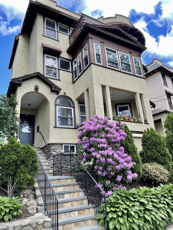 201 Rawson Rd, Brookline, Massachusetts, 3 Bedrooms Bedrooms, 6 Rooms Rooms,1 BathroomBathrooms,Residential Lease,For Rent,Rawson Rd,73535695