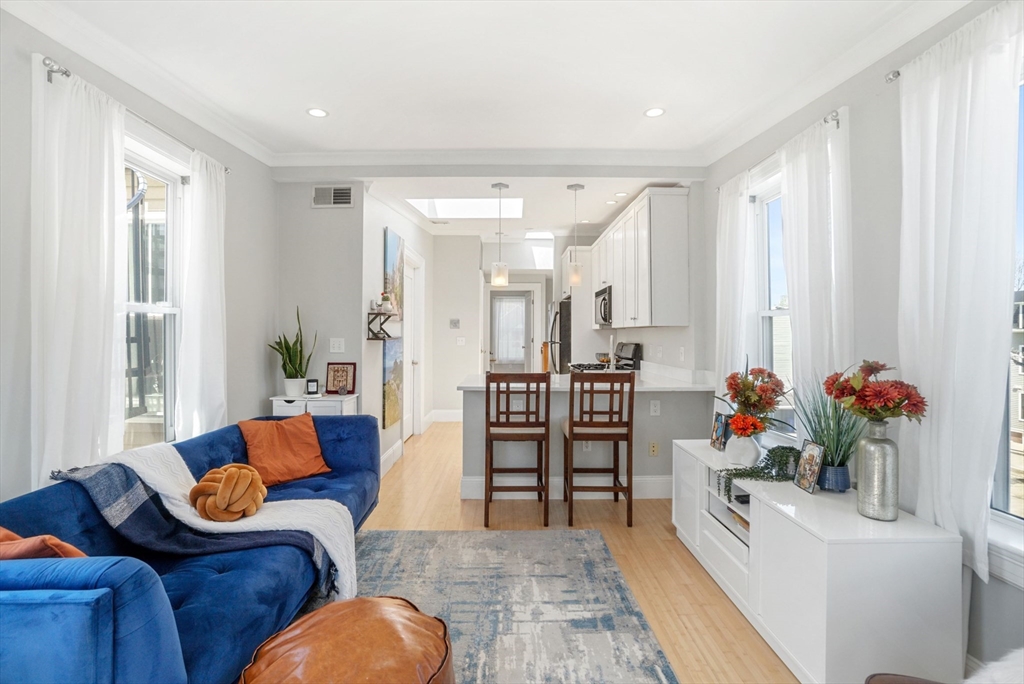3 Leeds St, Boston, Massachusetts, 2 Bedrooms Bedrooms, 4 Rooms Rooms,1 BathroomBathrooms,Residential Lease,For Rent,Leeds St,73531018