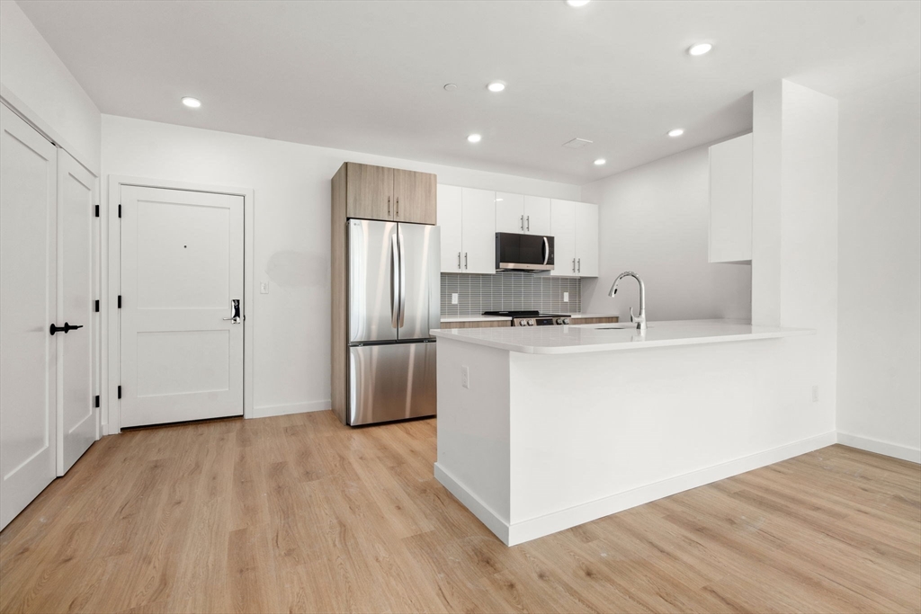 40 Centre St, Brookline, Massachusetts, 2 Bedrooms Bedrooms, 6 Rooms Rooms,2 BathroomsBathrooms,Residential Lease,For Rent,Centre St,73535794