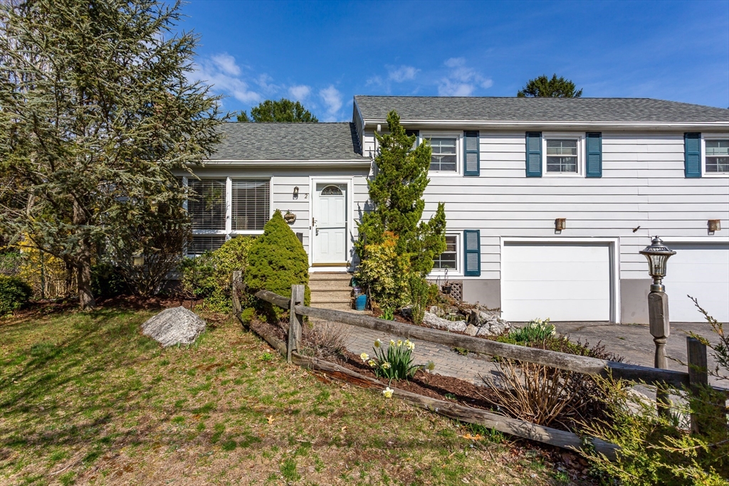 2 Meadow Brook Rd, Raynham, Massachusetts, 5 Bedrooms Bedrooms, 9 Rooms Rooms,2 BathroomsBathrooms,Residential,For Sale,Meadow Brook Rd,73502418
