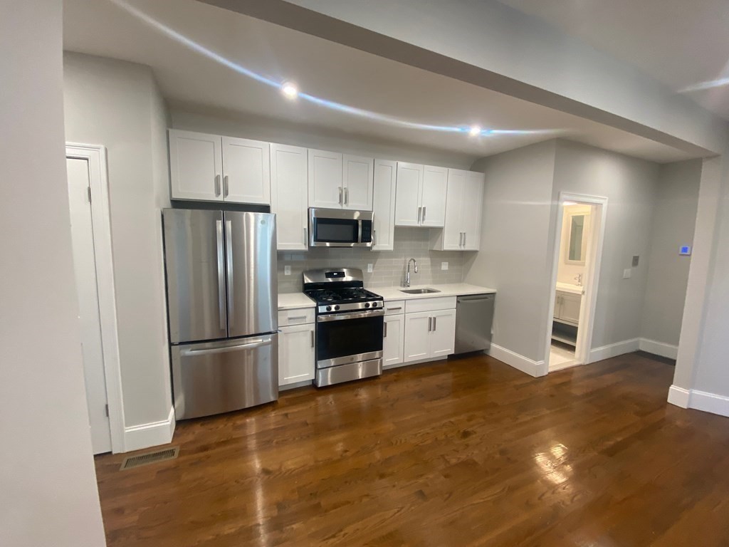 21 Mt Vernon St, Boston, Massachusetts, 4 Bedrooms Bedrooms, 5 Rooms Rooms,2 BathroomsBathrooms,Residential Lease,For Rent,Mt Vernon St,73515328
