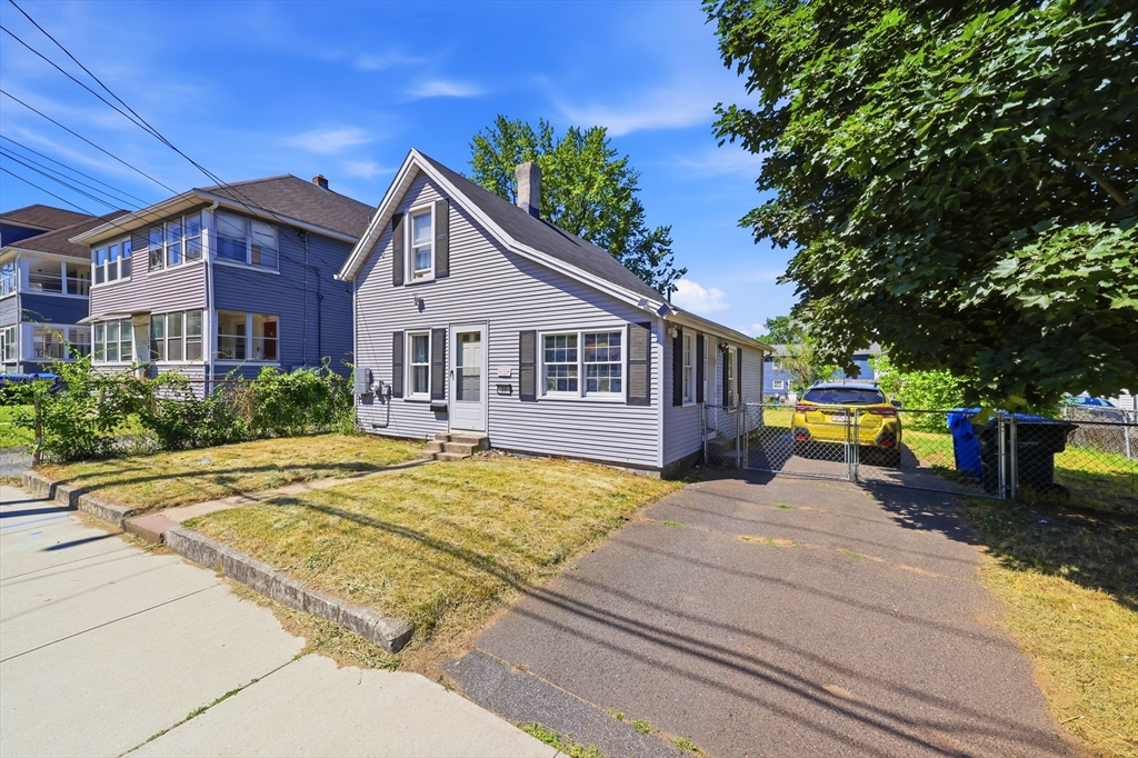 30 Mazarin St, Springfield, Massachusetts, 2 Bedrooms Bedrooms, 6 Rooms Rooms,1 BathroomBathrooms,Residential,For Sale,Mazarin St,73532552