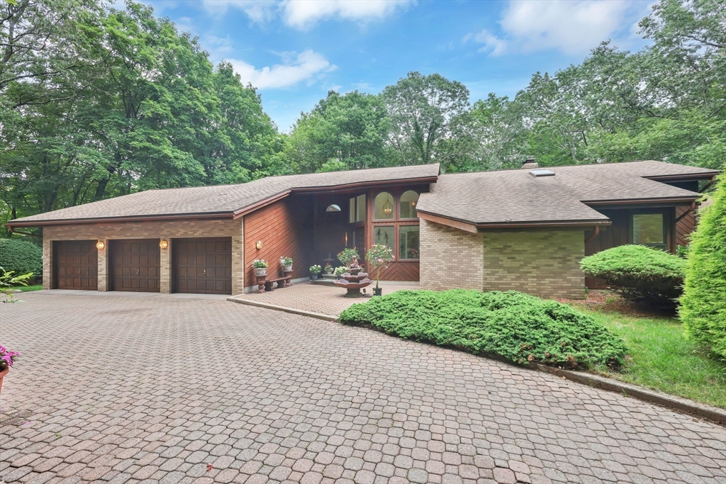 780 Birnie Ave, West Springfield, Massachusetts, 3 Bedrooms Bedrooms, 9 Rooms Rooms,2 BathroomsBathrooms,Residential,For Sale,Birnie Ave,73535869
