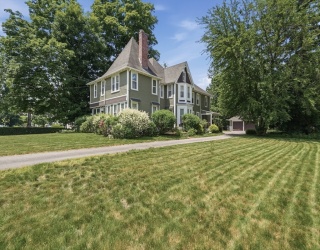 19 Eliot St, Natick, Massachusetts, 2 Bedrooms Bedrooms, 5 Rooms Rooms,2.5 BathroomsBathrooms,Residential,For Sale,Eliot St,73535872