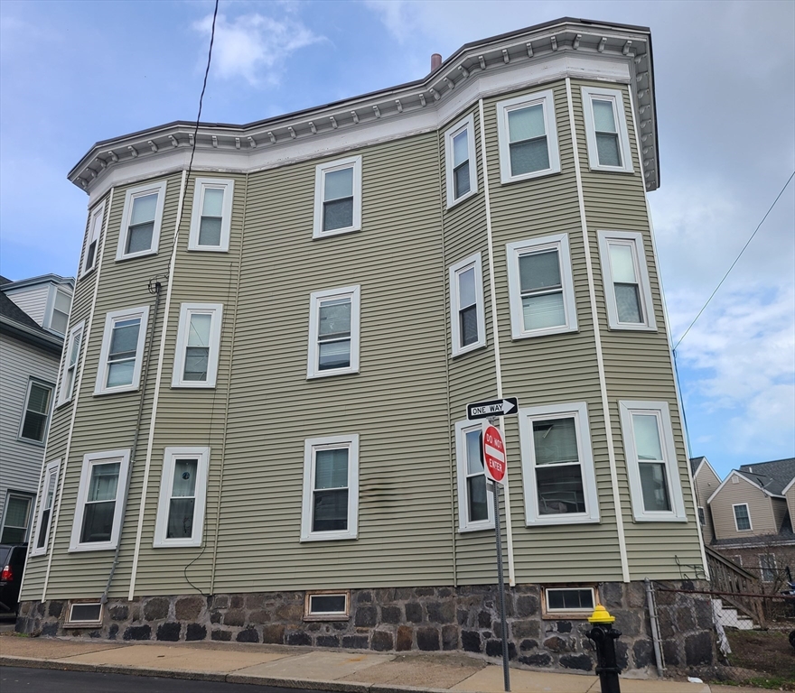 27 Buttonwood St, Boston, Massachusetts, 3 Bedrooms Bedrooms, 5 Rooms Rooms,1 BathroomBathrooms,Residential Lease,For Rent,Buttonwood St,73536058